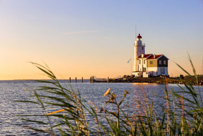 Un faro en el lago Ijssel