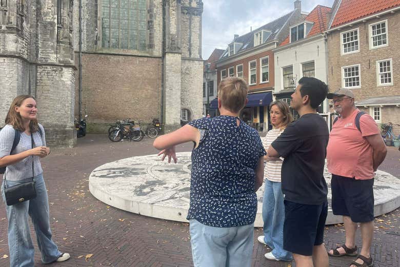 Atendiendo a las explicaciones del guía