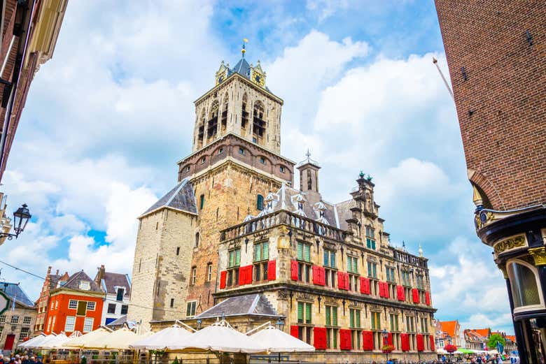 Ayuntamiento y casas tradicionales en la plaza del Mercado 