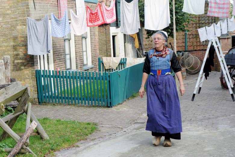 Uma mulher representando a vida tradicional holandesa