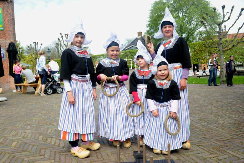 Meninas com trajes tradicionais holandeses