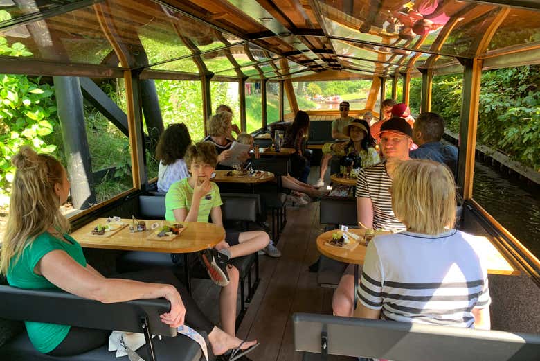 Disfrutando del recorrido por los canales de Giethoorn