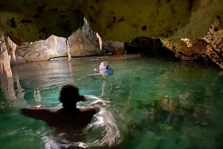 Vous pourrez vous baigner dans une grotte