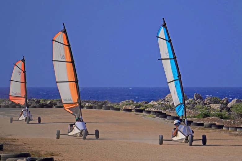 Practicando landsailing en el Caribe neerlandés