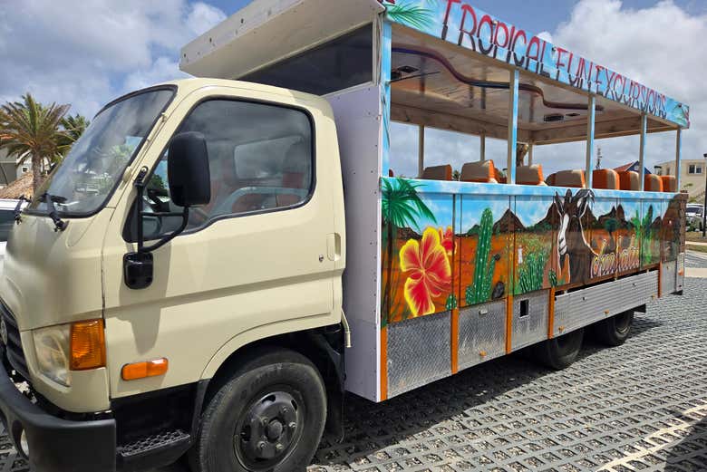 El camión safari lista para el tour por Kralendijk