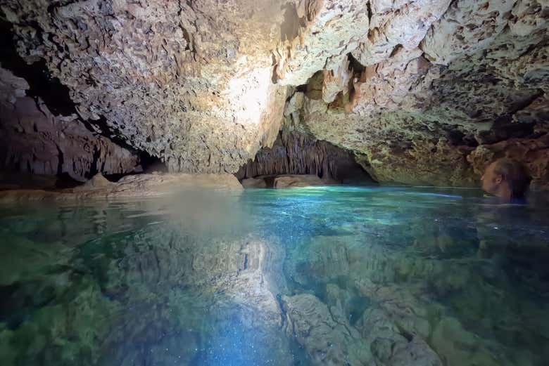Bassin d'eau douce dans une grotte