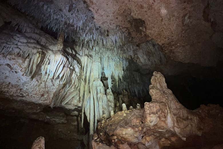Formations rocheuses d'une grotte de Bonaire