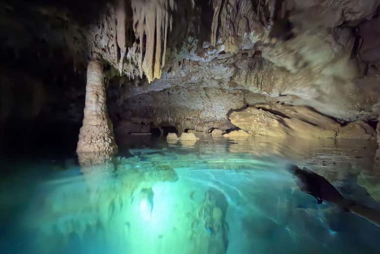 Formations rocheuses dans une grotte avec un bassin d'eau douce
