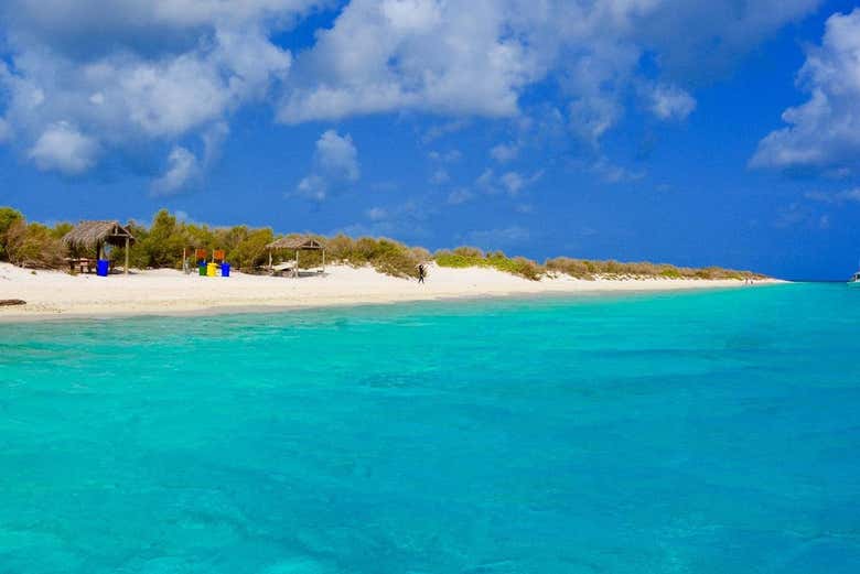 O belo mar e praia da área de Klein Bonaire