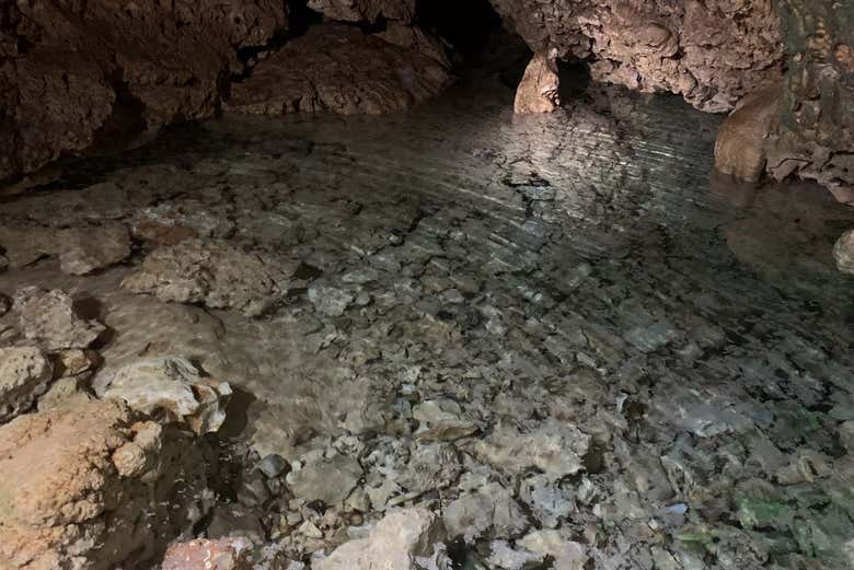 Fare snorkeling in una delle grotte dell'isola di Bonaire
