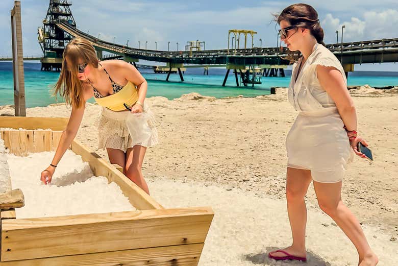 Apreciando la sal de Bonaire en una de las playas de la isla