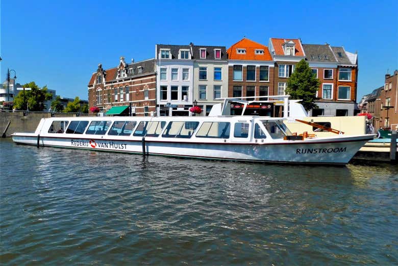 Barco atracado en el puerto de Leiden