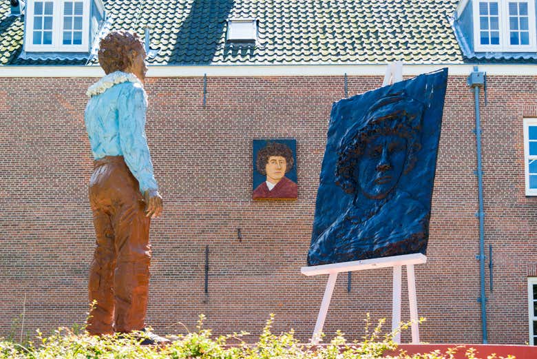 Statua di fronte alla casa natale di Rembrandt