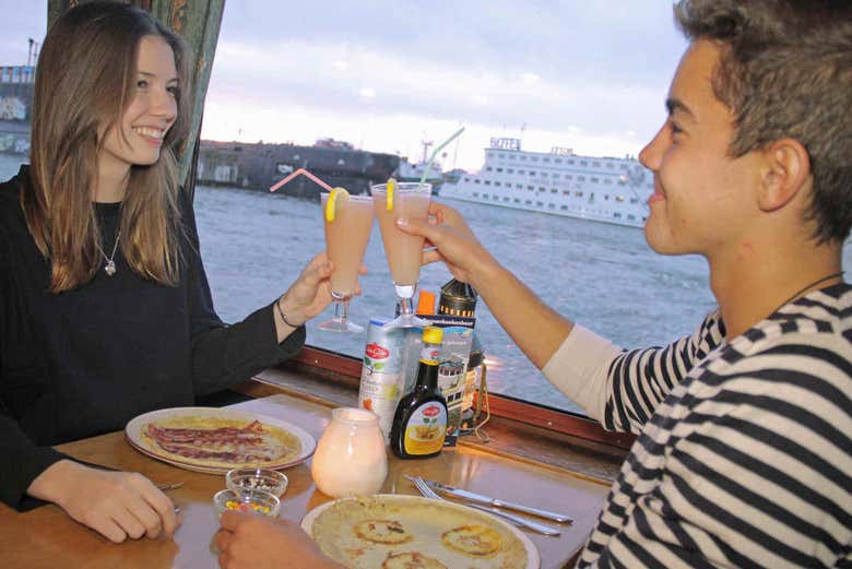 Comiendo tortitas en el crucero por Nimega 
