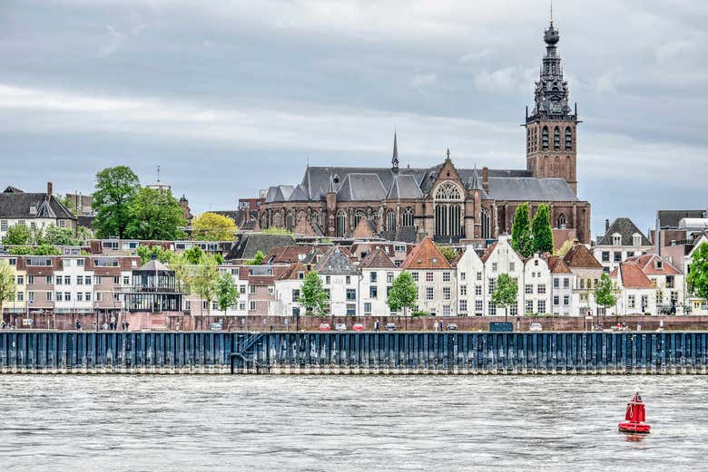 A cidade de Nijmegen vista da água