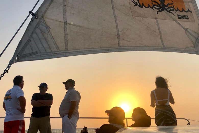 Desfrutando do passeio de barco ao entardecer