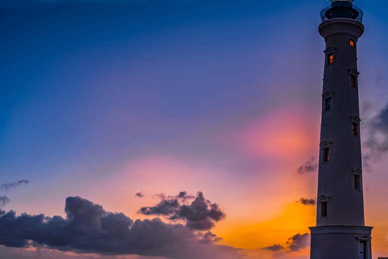 Faro de California en el norte de Aruba