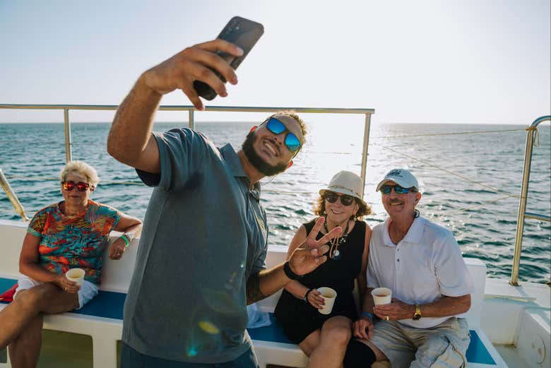 Disfrutando de la fiesta en catamarán