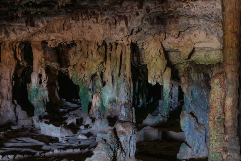 Interior de una cueva en el Parque Nacional de Arikok