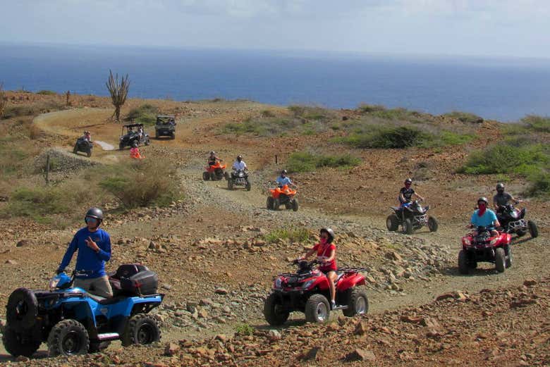 Percorrendo a ilha de quadriciclo e buggy