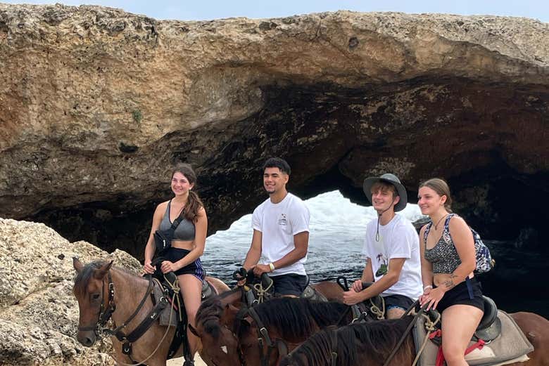 Gruppo a cavallo di fronte al piccolo ponte naturale di Wariruri