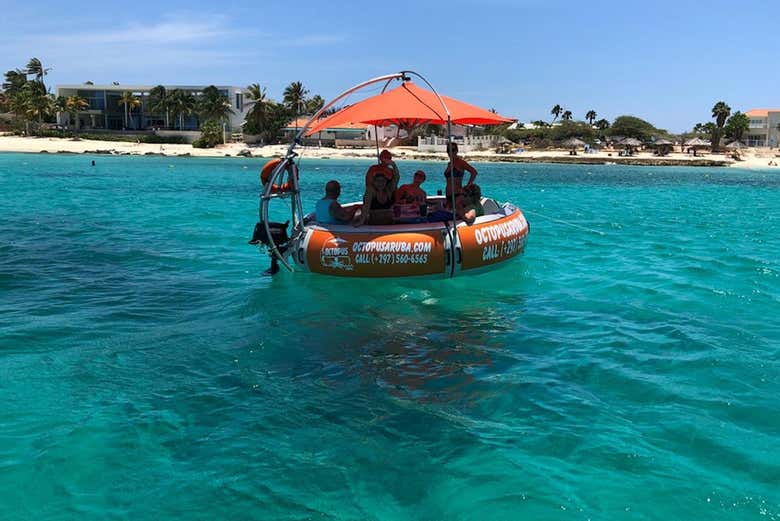 Disfrutando del paseo en dónut barco