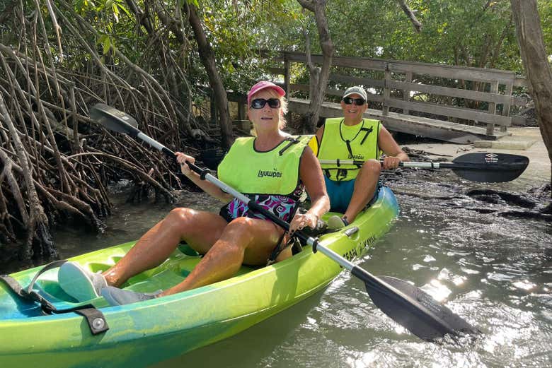 Una pausa durante il tour in kayak