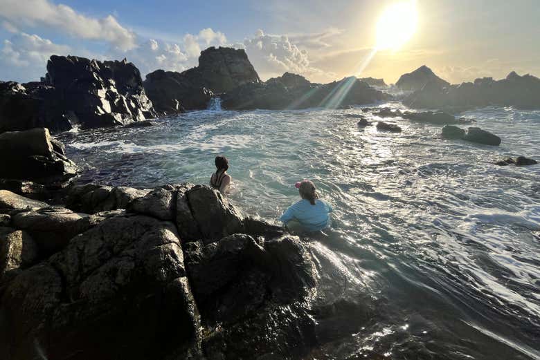 Bagno nella piscina naturale all'alba