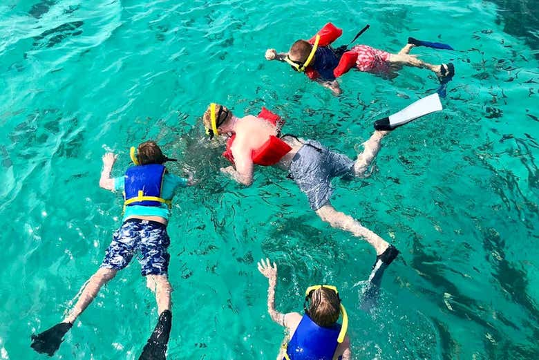 Utilizando el equipo de snorkel