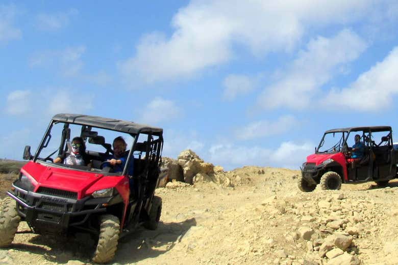 Esplorando l'isola di Aruba in buggy