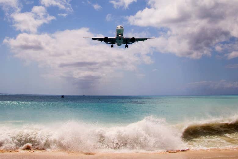 Avion survolant la plage de Maho