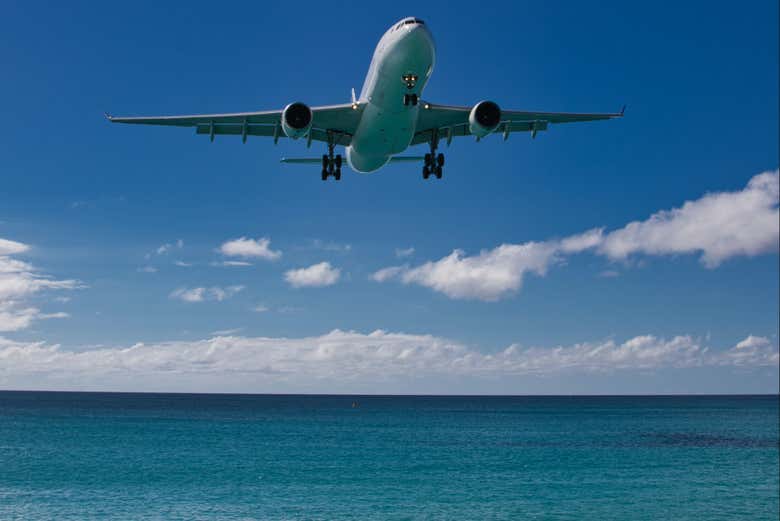 Un avión sobrevolando la playa de Grand Case en Saint Marteen
