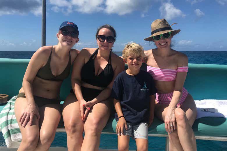 Foto en familia durante el paseo en catamarán