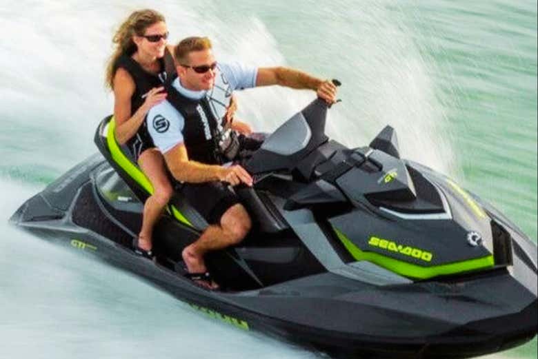 Una pareja a toda velocidad en la moto de agua