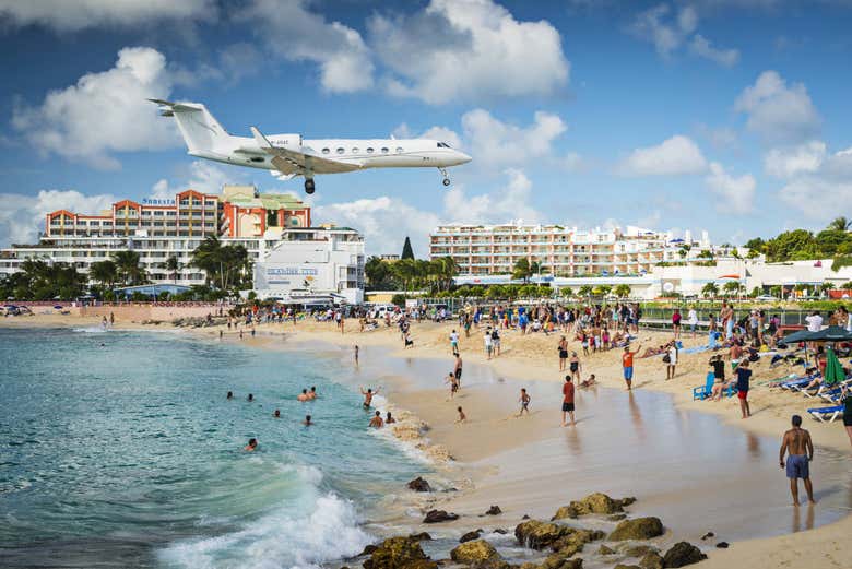 Avião passando pela praia de Maho