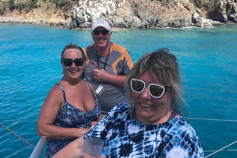 Paseo en catamarán con amigos