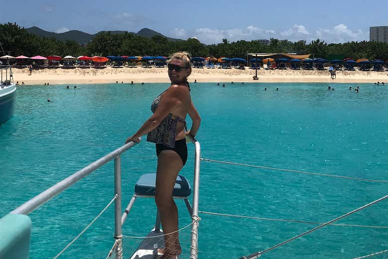 Contemplando o mar do barco