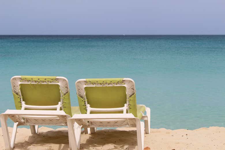 Dos tumbonas frente a la playa de Grand Case en Saint Marteen