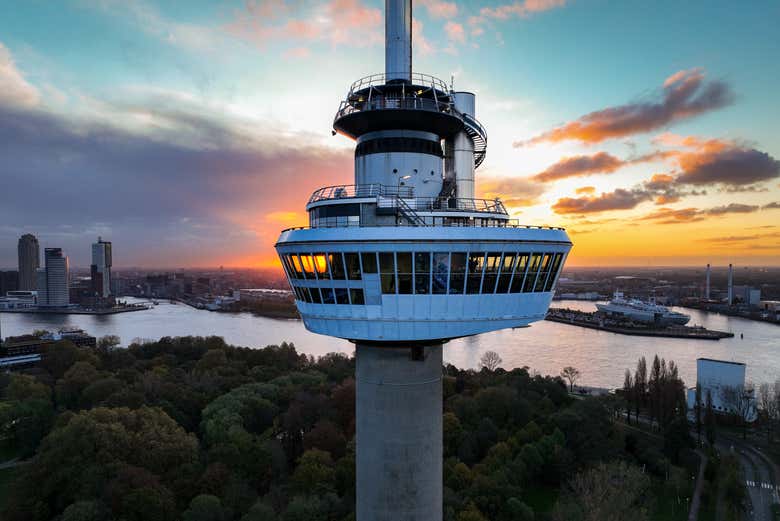 Vista de la torre Euromast durante el atardecer