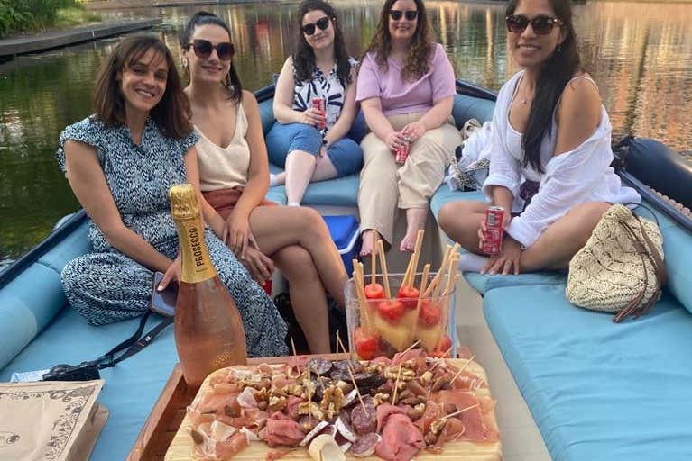 Disfrutando de un rico aperitivo a bordo