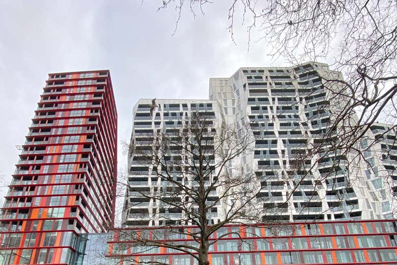 Admirando as coloridas torres Calypso