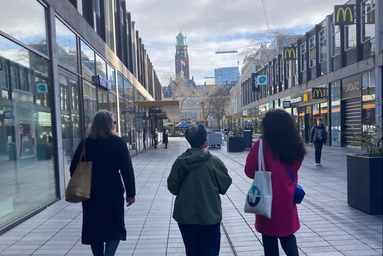 Passeando pela primeira rua comercial para pedestres na Europa