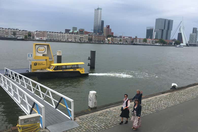 A punto de embarcar en el watertaxi