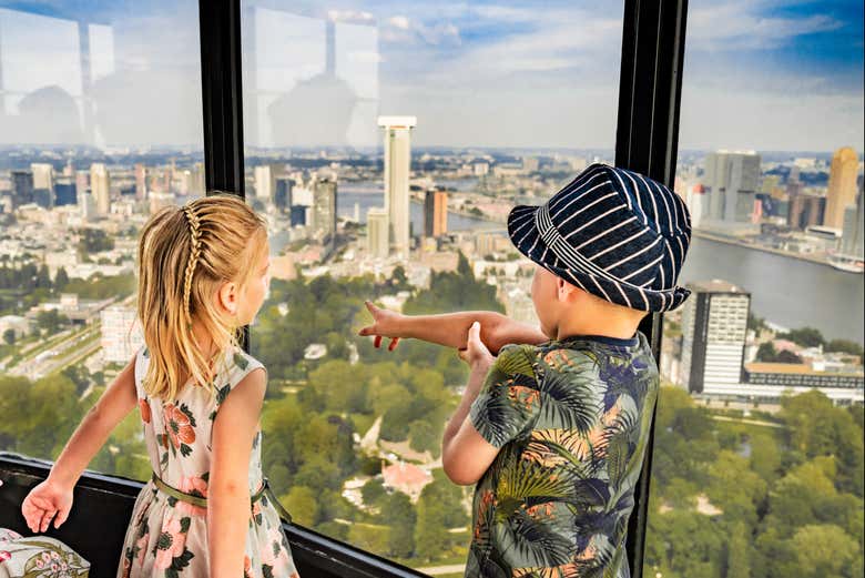 Due bambini sulla torre Euromast