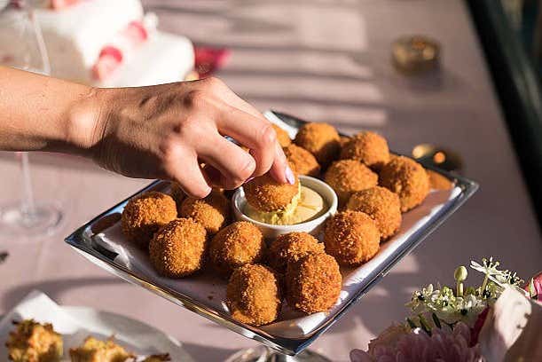 Un piatto di bitterballen