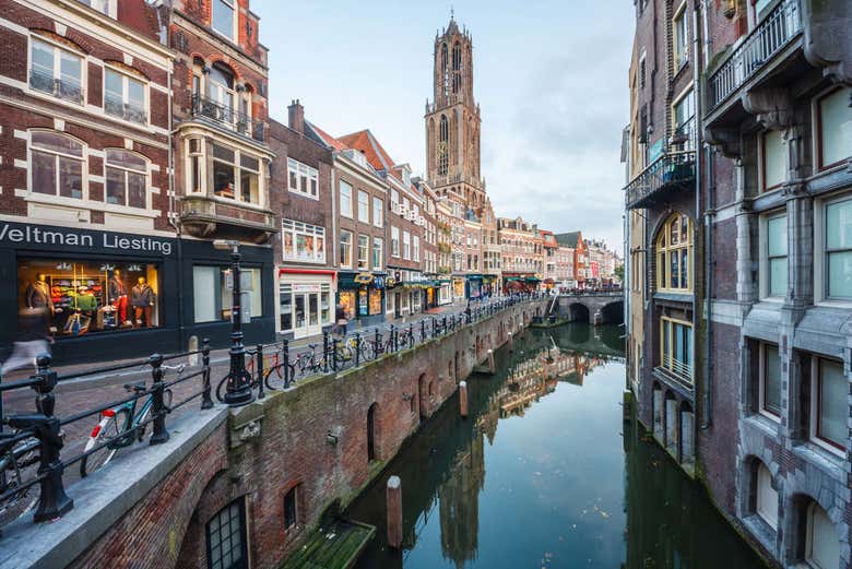 Canal de Utrecht con la Torre del Dom al fondo