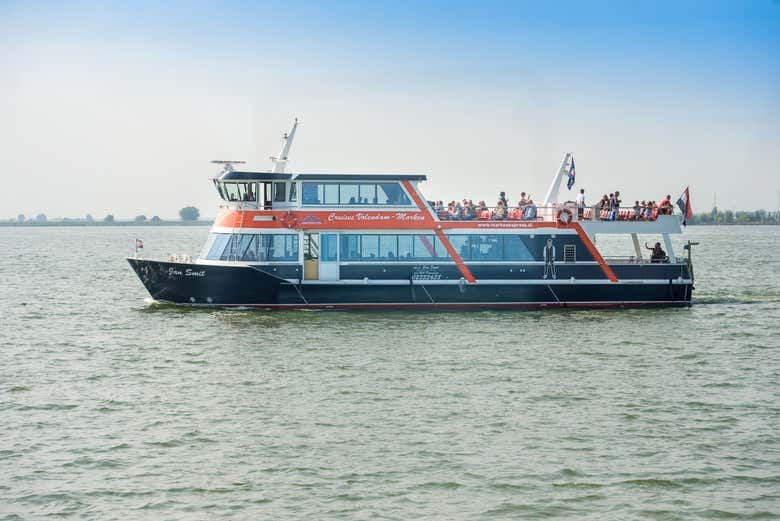Ferry navegando entre Volendam y Marken