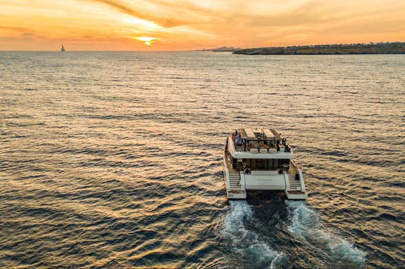 Festa in catamarano a Spanish Water al tramonto