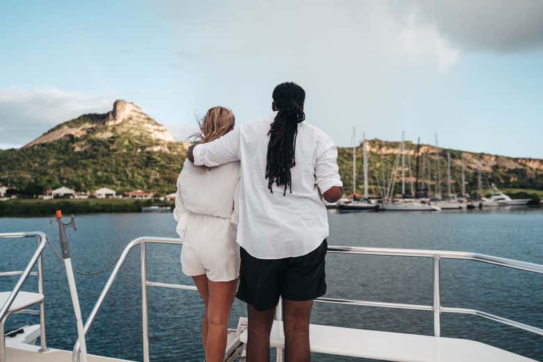 Admirando las vistas desde el barco