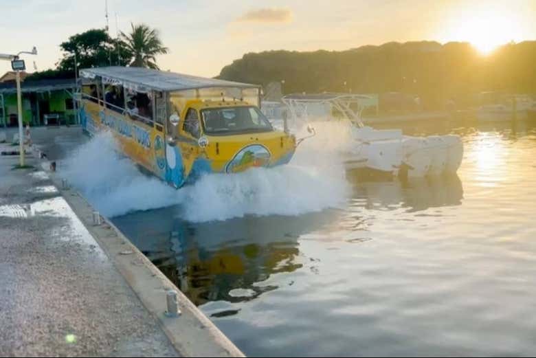 El autobús anfibio adentrándose en el agua